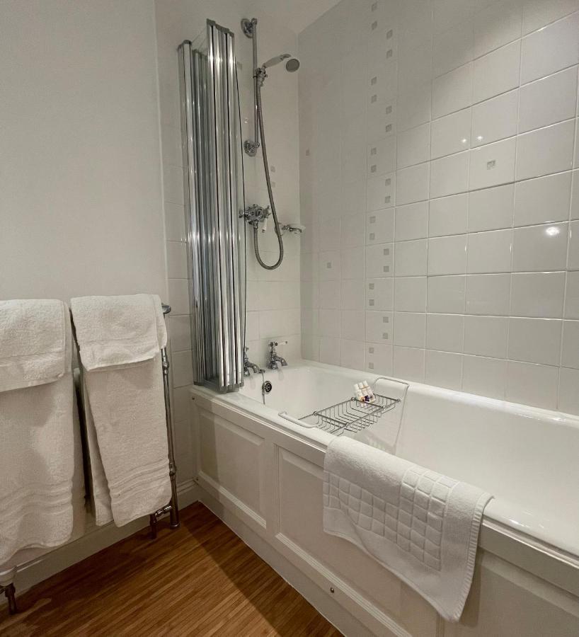 Edgcott House Гостевой дом 3*